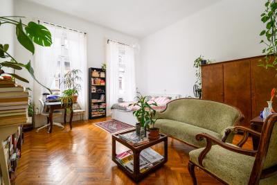 Bp.VIII. Rákóczi útnál emeleti 87 m2-es 3 szobás lakás 64 MFt0